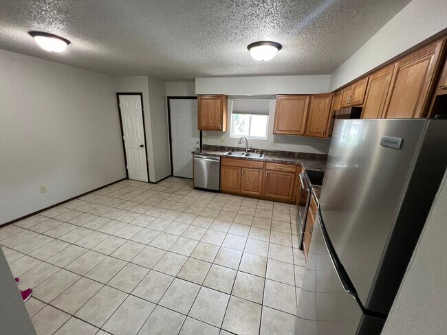 Building Photo - 3 bedroom apartment-NW Ames close to Sawyer Elementary-no pet fees