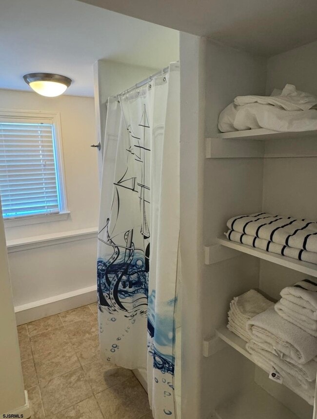 Building Photo - 512 N Somerset Ave