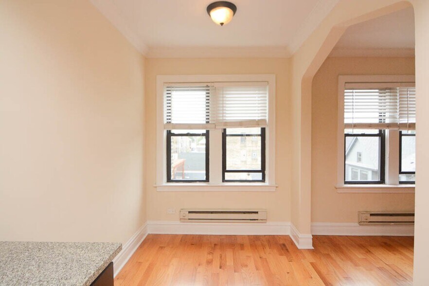 Building Photo - 4740 N Hermitage Ave