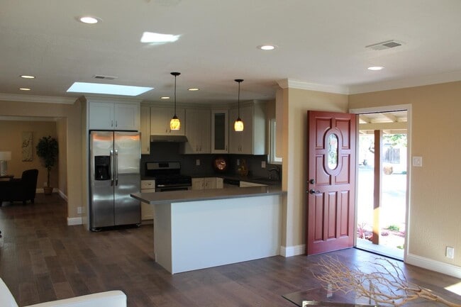 Building Photo - 1376 Bouret Dr