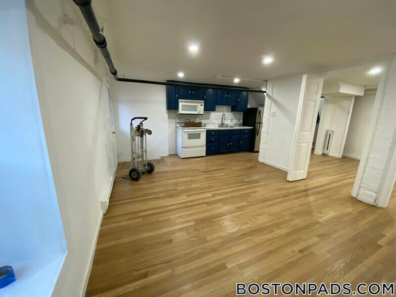 Building Photo - 686 Parker St