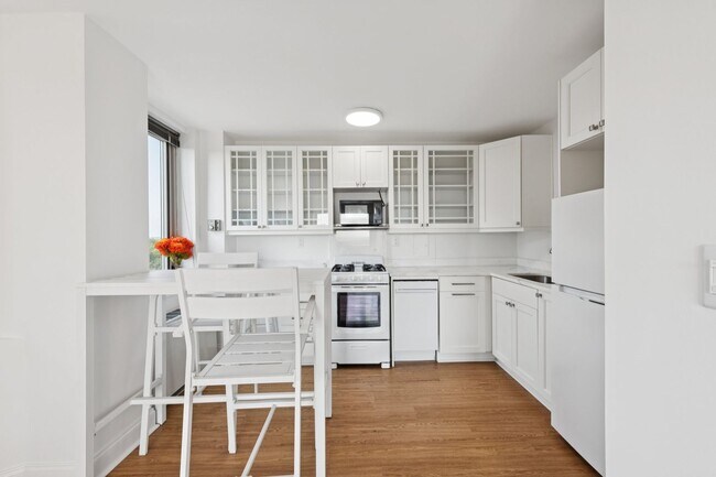 Building Photo - Renovated Studio w/ Private Balcony Glover...