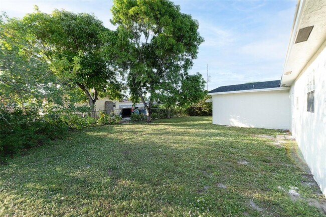 Building Photo - 2641 NW 44th Ave