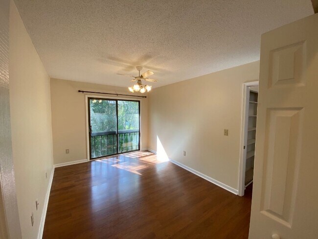 Building Photo - 449 Hickory Hill Dr