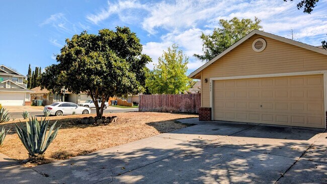 Building Photo - Beautiful 3BD/2BTH Single Family Home on C...