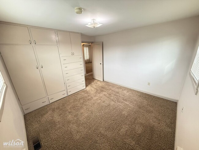 Building Photo - 2 Bed / 1 Bath Single-Level Home with Fenced Yard