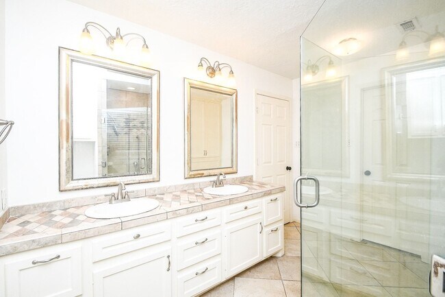 Building Photo - 6702 Spring Leaf Dr