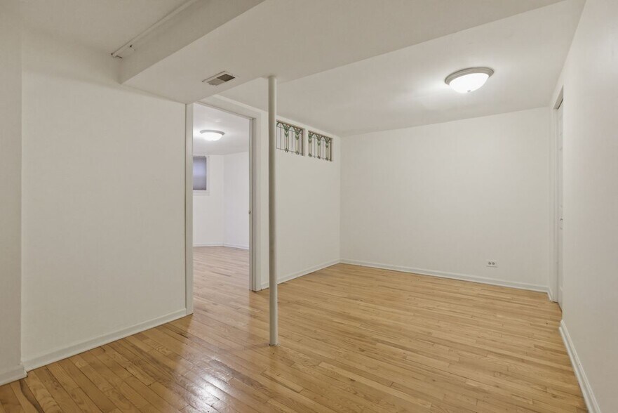 Building Photo - 5120 N Kenmore Ave