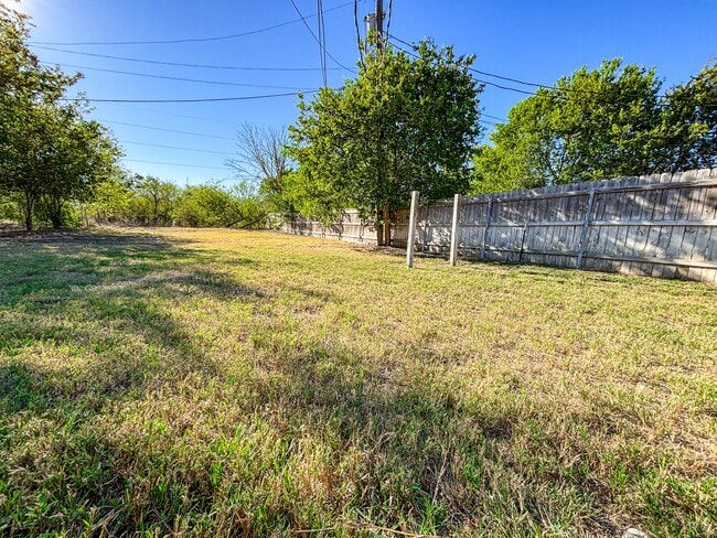 Building Photo - 105 Long Ln