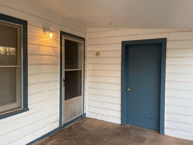 Building Photo - UP-dated 3/2 with carport! NEW HVAC in Jun...
