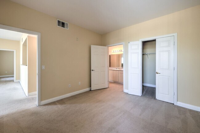 Building Photo - SW- 2 Bedroom Condo!