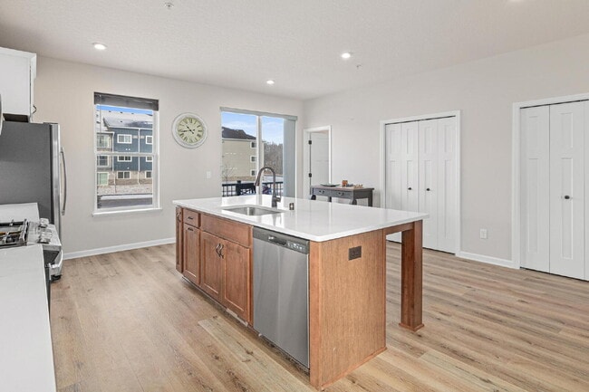 Building Photo - "Spacious 3-Bed Townhouse with 2.5 Baths in Maple Grove – A Perfect Retreat at 2405 Sq Ft!"