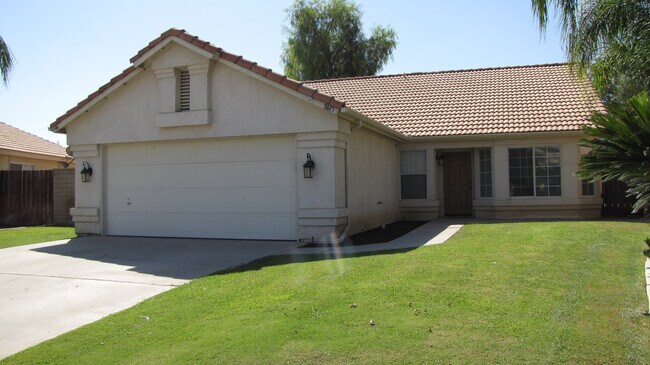 Building Photo - Riverlakes Home with Pool!!!
