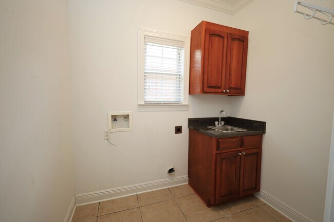 Building Photo - 3261 Jordan Wy