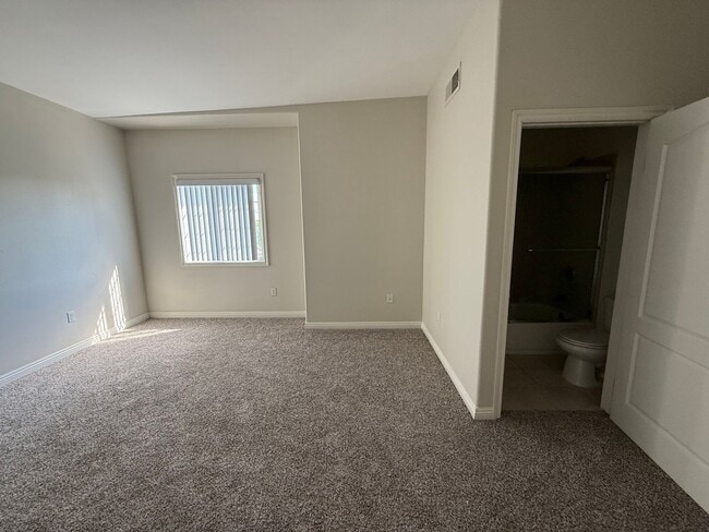 Building Photo - Very large 2 + 2 1/2 townhouse in Northridge