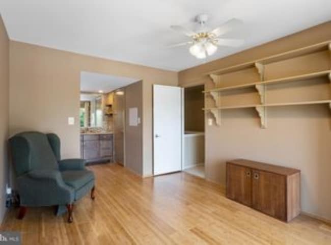 Building Photo - 150 W Kenilworth Cir