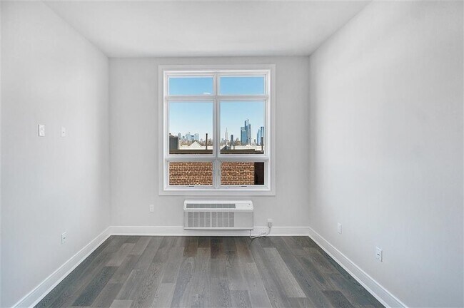 Building Photo - 119 Peter St