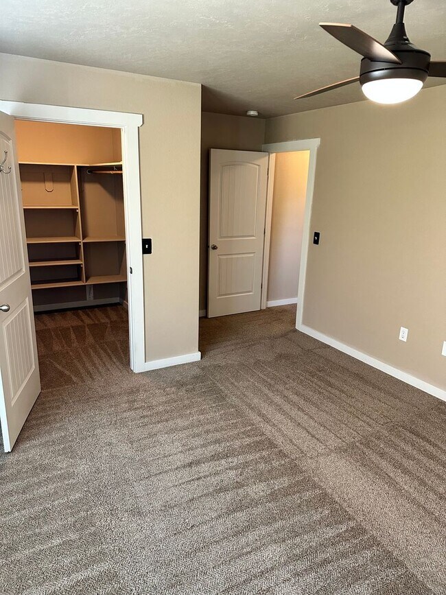 Building Photo - 3 Bedroom 2 Bath Townhome with Gas Fireplace, community pool, lots of storage