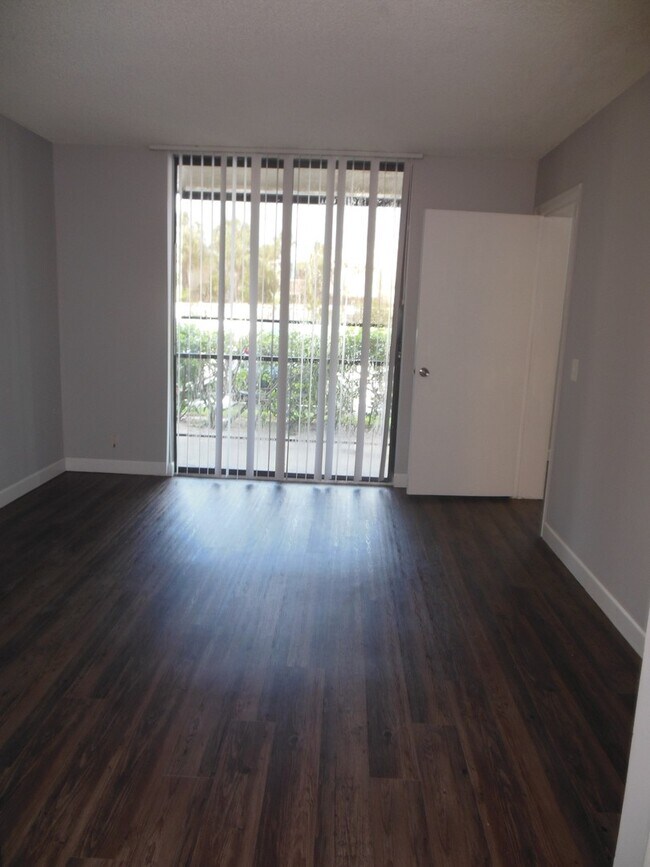 Building Photo - ONE BEDROOM ONE BATHROOM !! WATERFRONT COM...