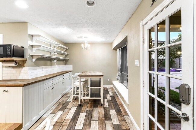 Building Photo - 215 Gentilly Dr