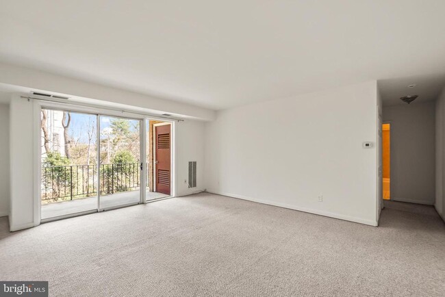 Building Photo - 3945 Lyndhurst Dr