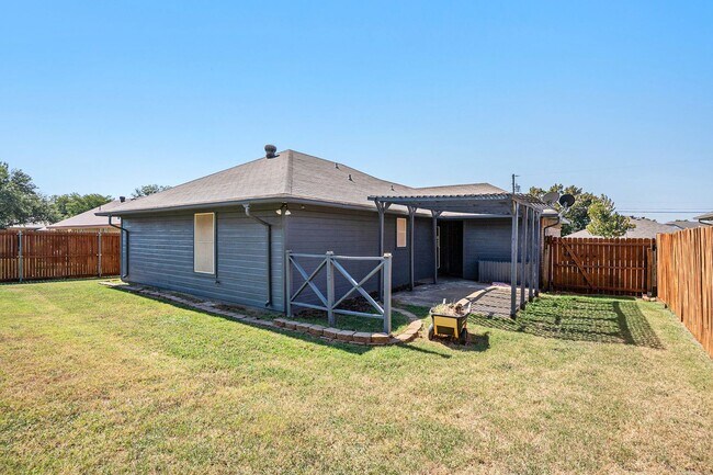 Building Photo - This charming 3-bedroom, 2-bathroom single...