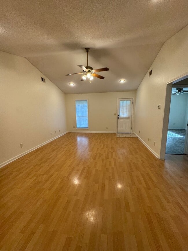 Building Photo - 3 Bed / 2 Bath Available Now!