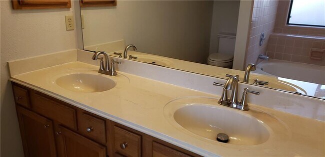 Building Photo - 808 David Curry Dr