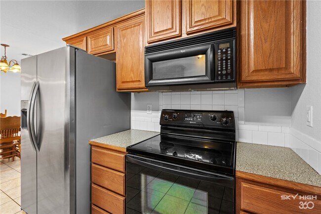 Building Photo - 1002 Applewood Cir