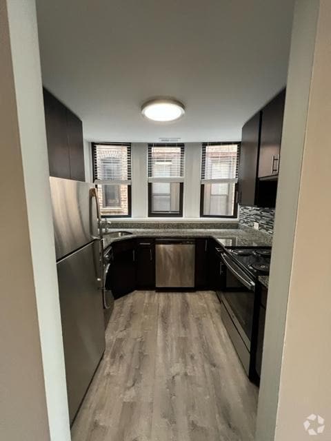 Building Photo - 3 bedroom in Chicago IL 60657