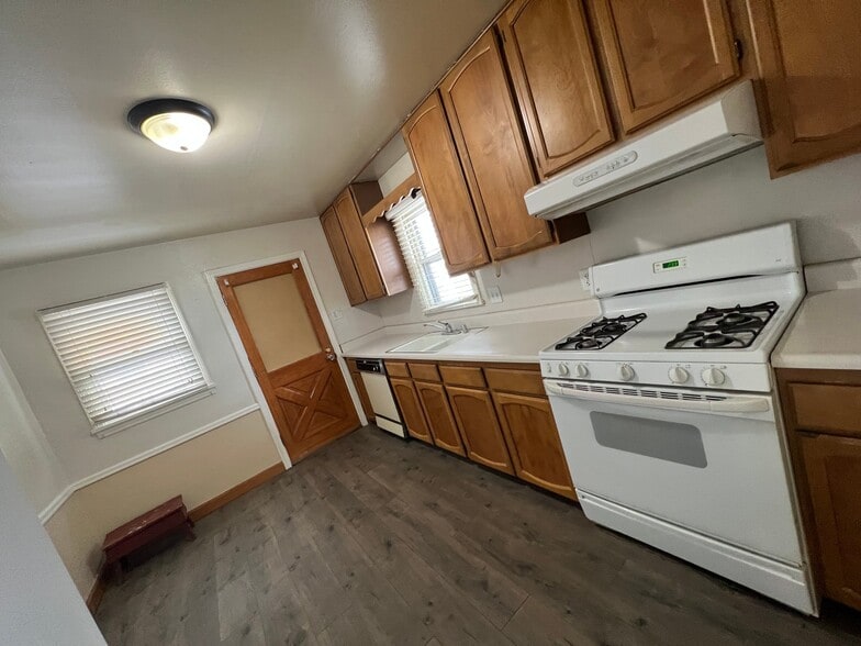 Building Photo - 1512 E Kiowa St