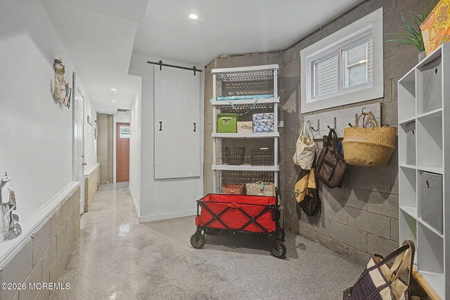 Building Photo - 10 Center St