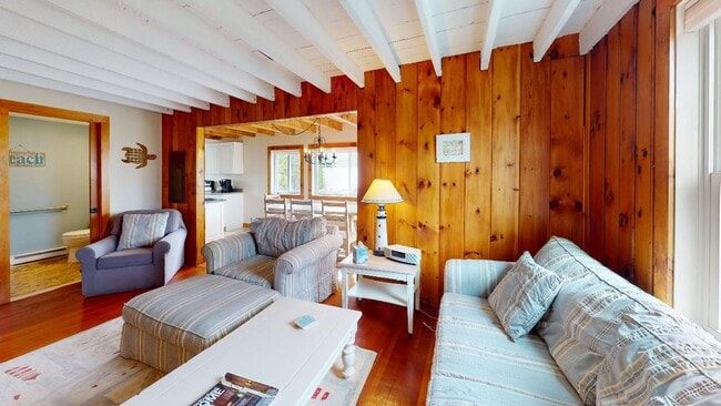 Building Photo - Winter Rental Only. Single Family Available: September 1 to April 30th - May 15th