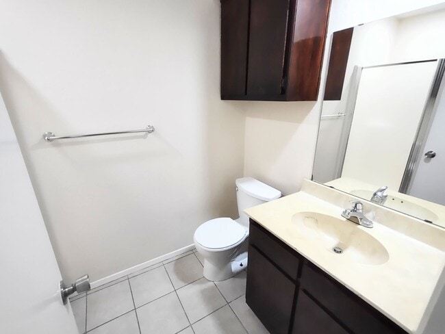 Building Photo - 2 Bedroom 2.5 bath apartment in residential south Denton area. Ecellent location.