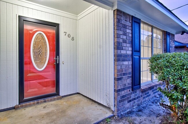 Building Photo - 705 Edgewood Ct