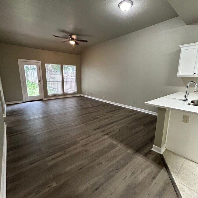 Building Photo - 1217 Armadillo Rd