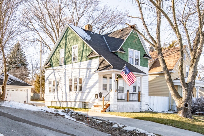 Building Photo - 2615 N Wauwatosa Ave