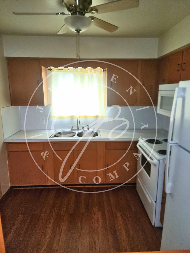 Building Photo - 2 bedroom- Perrysburg School District! Ready to call home!