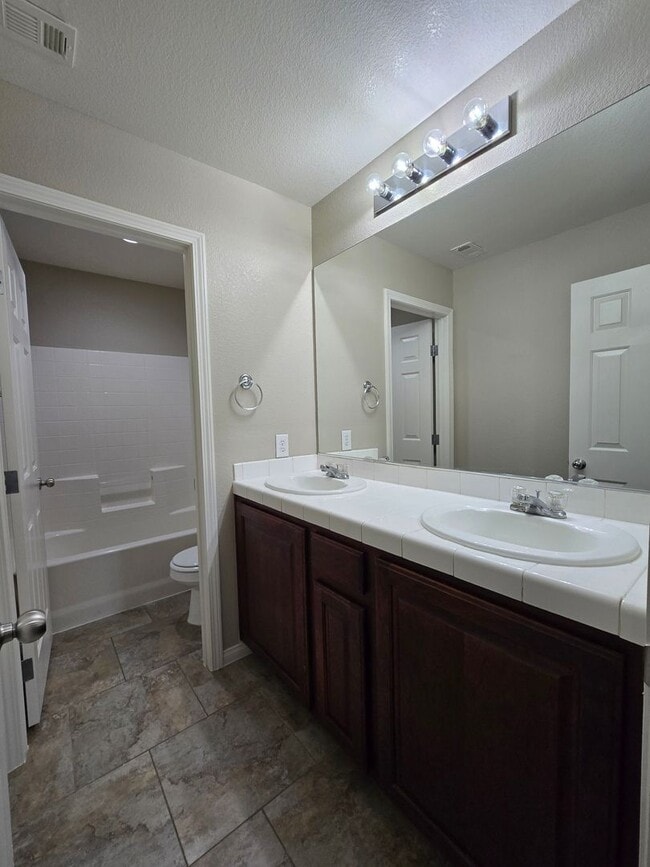 Building Photo - 5 BED, 2 1/2 BATH, 2 STORY HOME!!