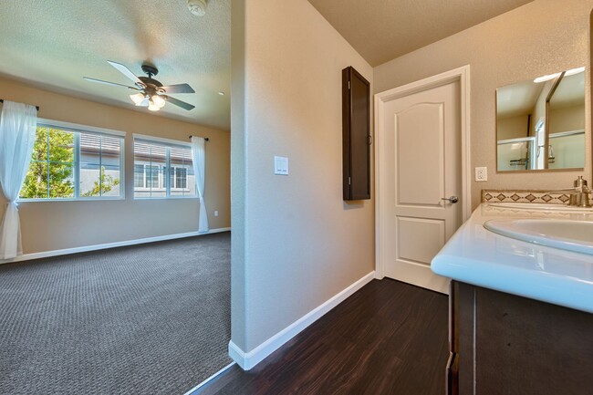 Building Photo - Exceptional 3BR Condo in Folsom! Stylish U...