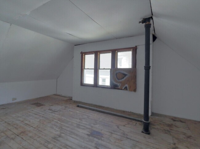 Building Photo - 215 Willow St