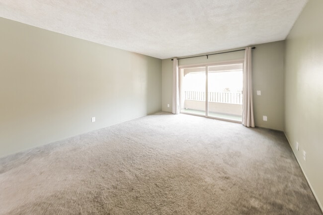 Building Photo - 2522 Clairemont Dr