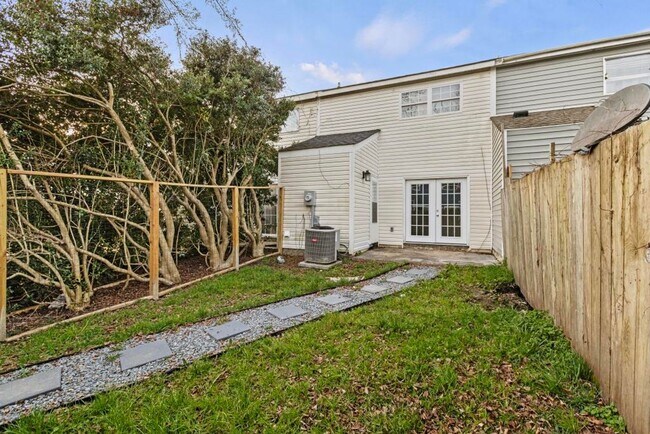 Building Photo - Completely Remodeled 2BR/1.5BA Townhome – City Convenience!