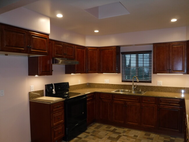 Modern kitchen - 11117 Hadler Dr