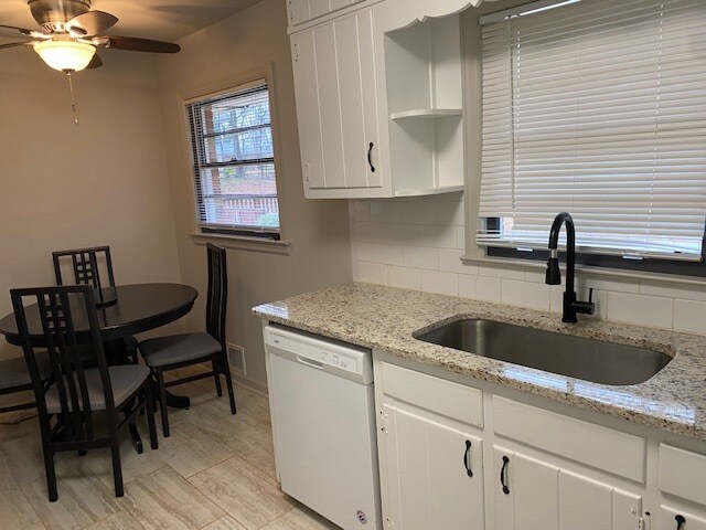 Kitchen w/breakfast table - 2147 Perkerson Rd SW