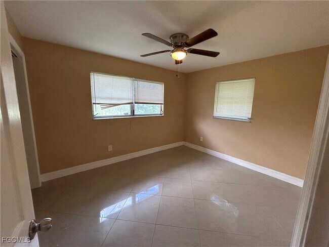 Building Photo - 405 E Jasmine Rd