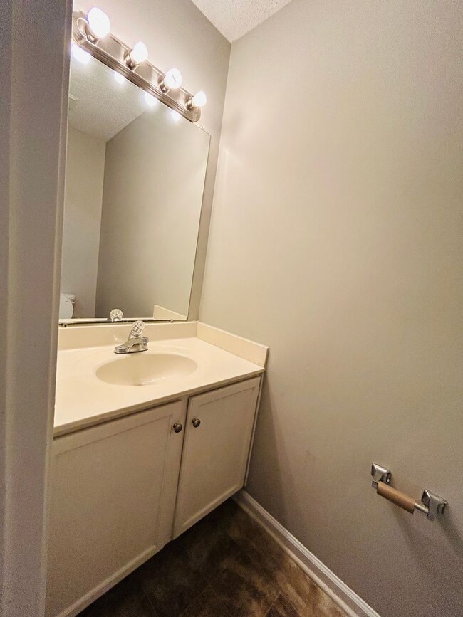 Building Photo - Lovely 3 bedroom, 2.5 bathroom 2-story hom...