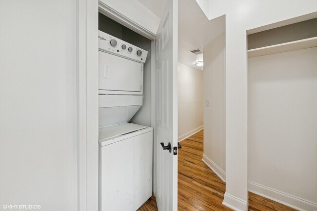 Building Photo - 3849 W Ainslie St