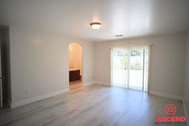 Building Photo - Lovely Home in Southwest Bakersfield!-SOLA...