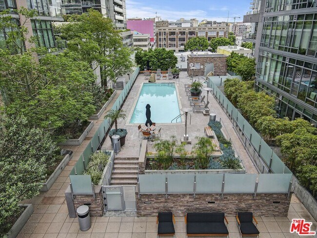 Building Photo - 1100 S Hope St